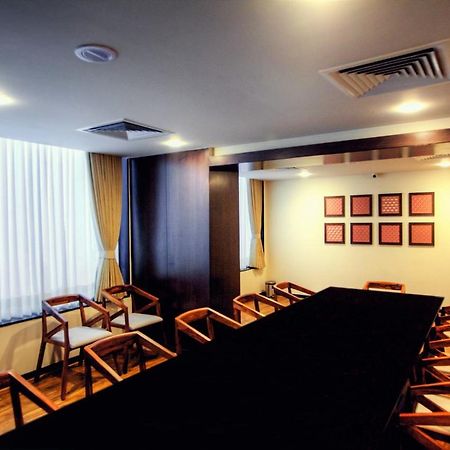 Minla Hotel Бангалор Екстериор снимка