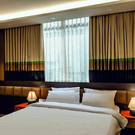 Minla Hotel Бангалор Екстериор снимка