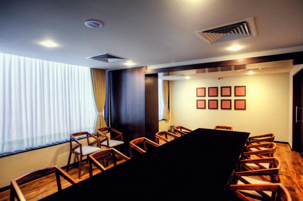 Minla Hotel Бангалор Екстериор снимка