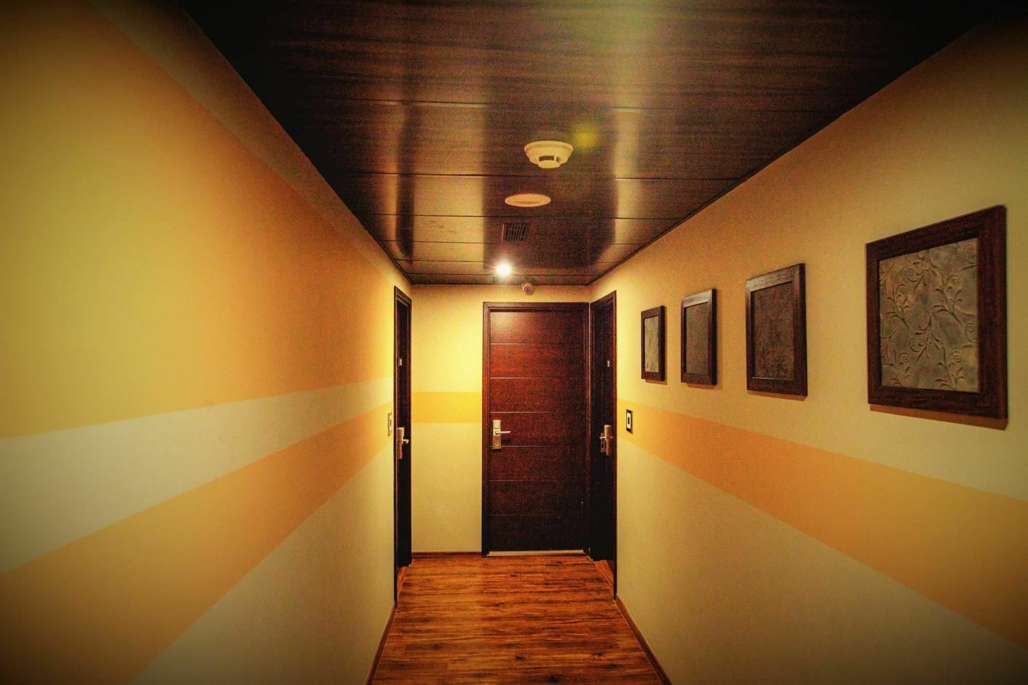 Minla Hotel Бангалор Екстериор снимка
