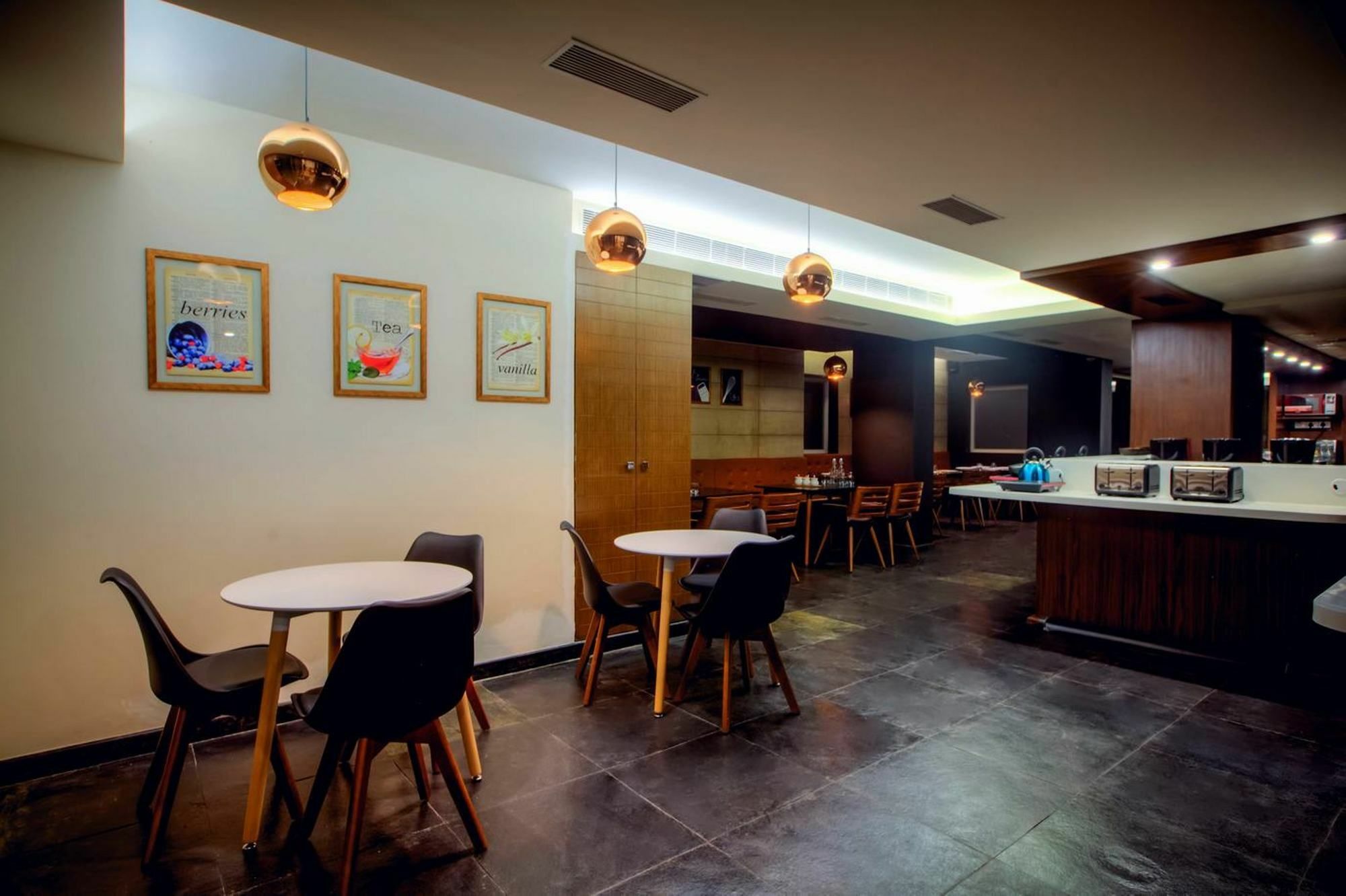 Minla Hotel Бангалор Екстериор снимка