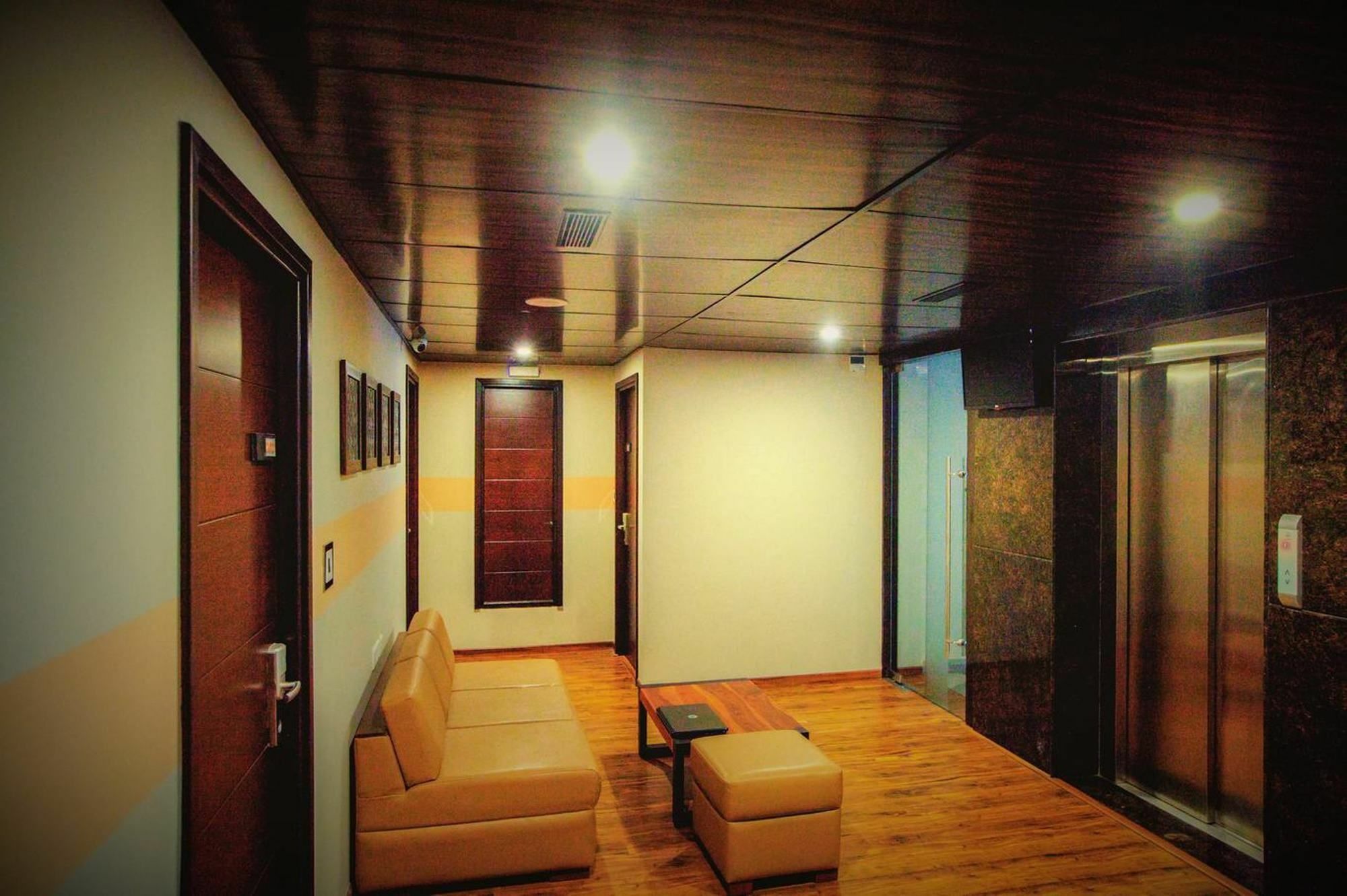 Minla Hotel Бангалор Екстериор снимка