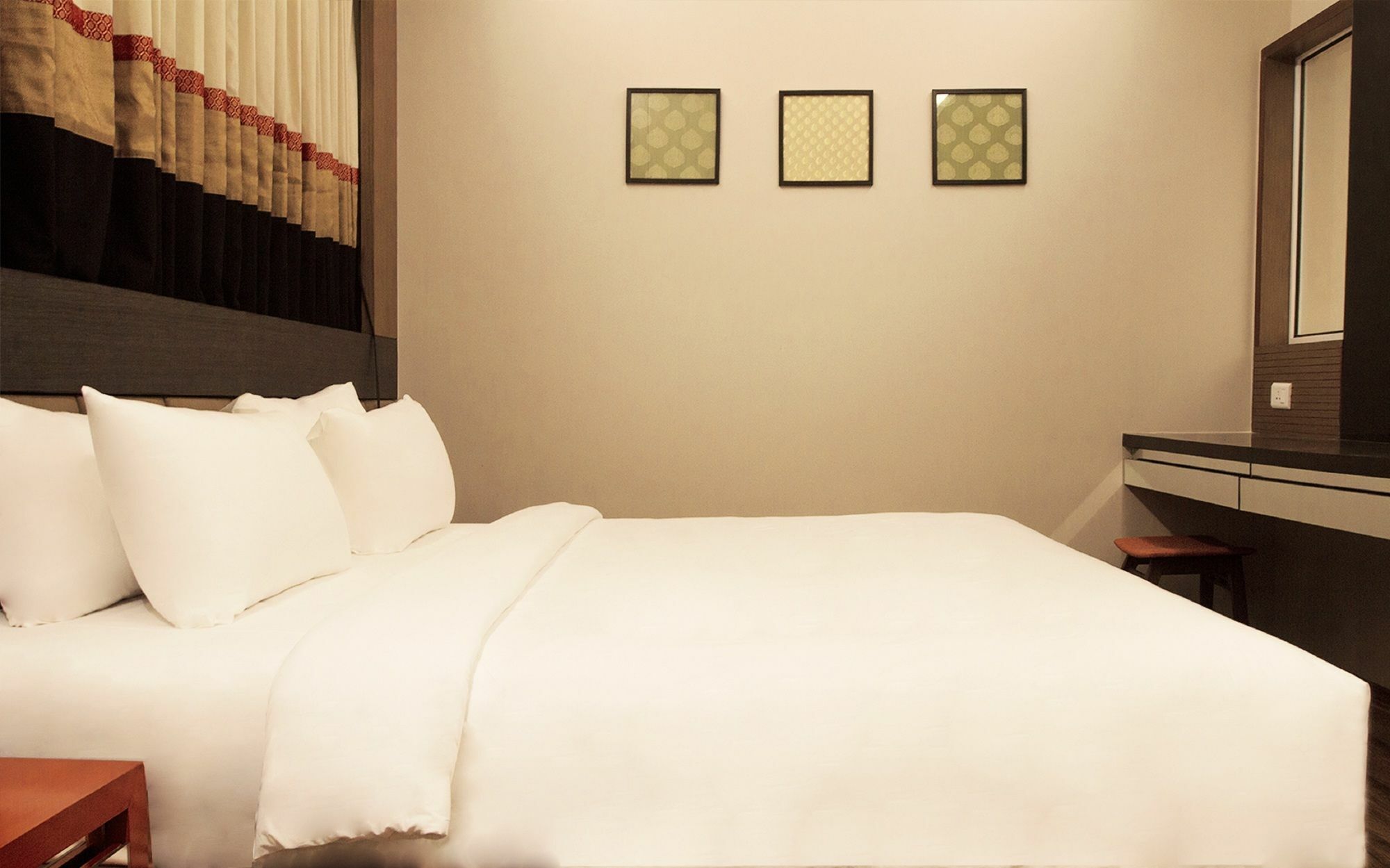 Minla Hotel Бангалор Екстериор снимка