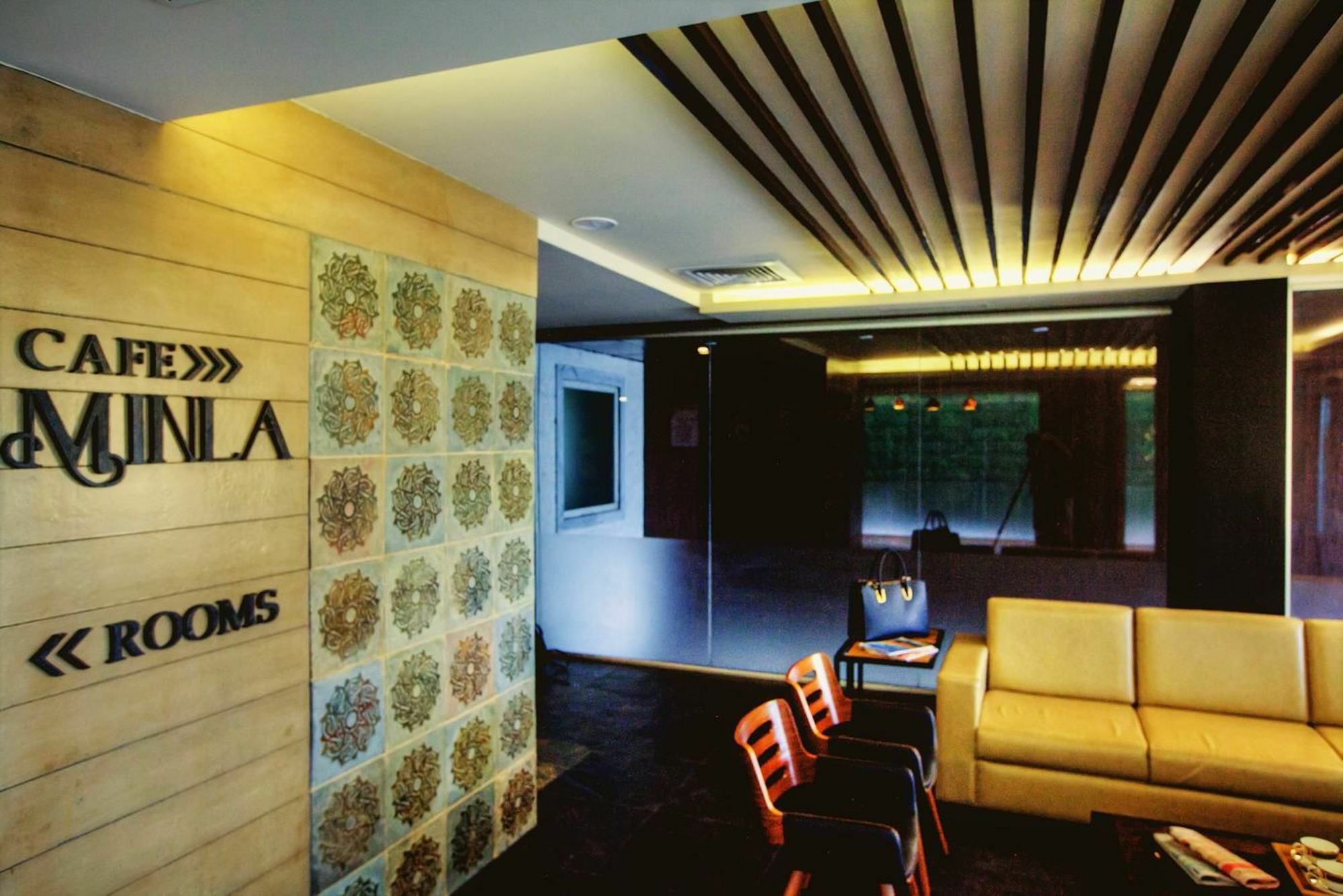 Minla Hotel Бангалор Екстериор снимка