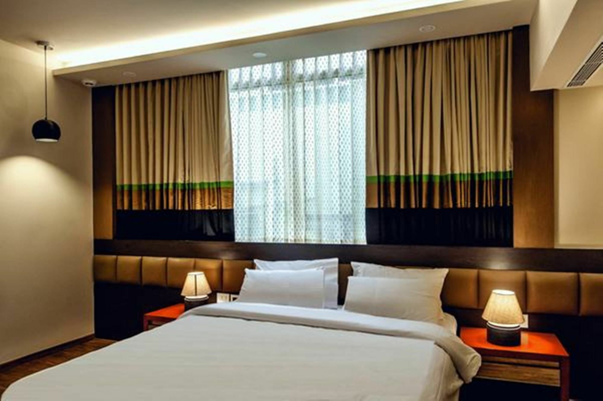 Minla Hotel Бангалор Екстериор снимка