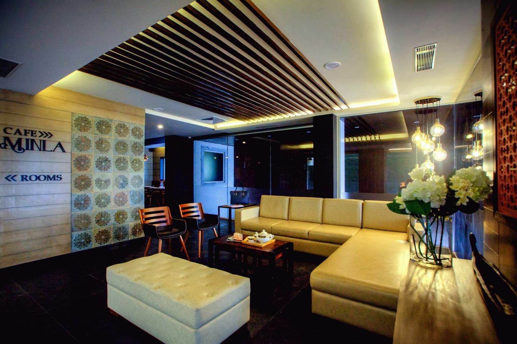 Minla Hotel Бангалор Екстериор снимка