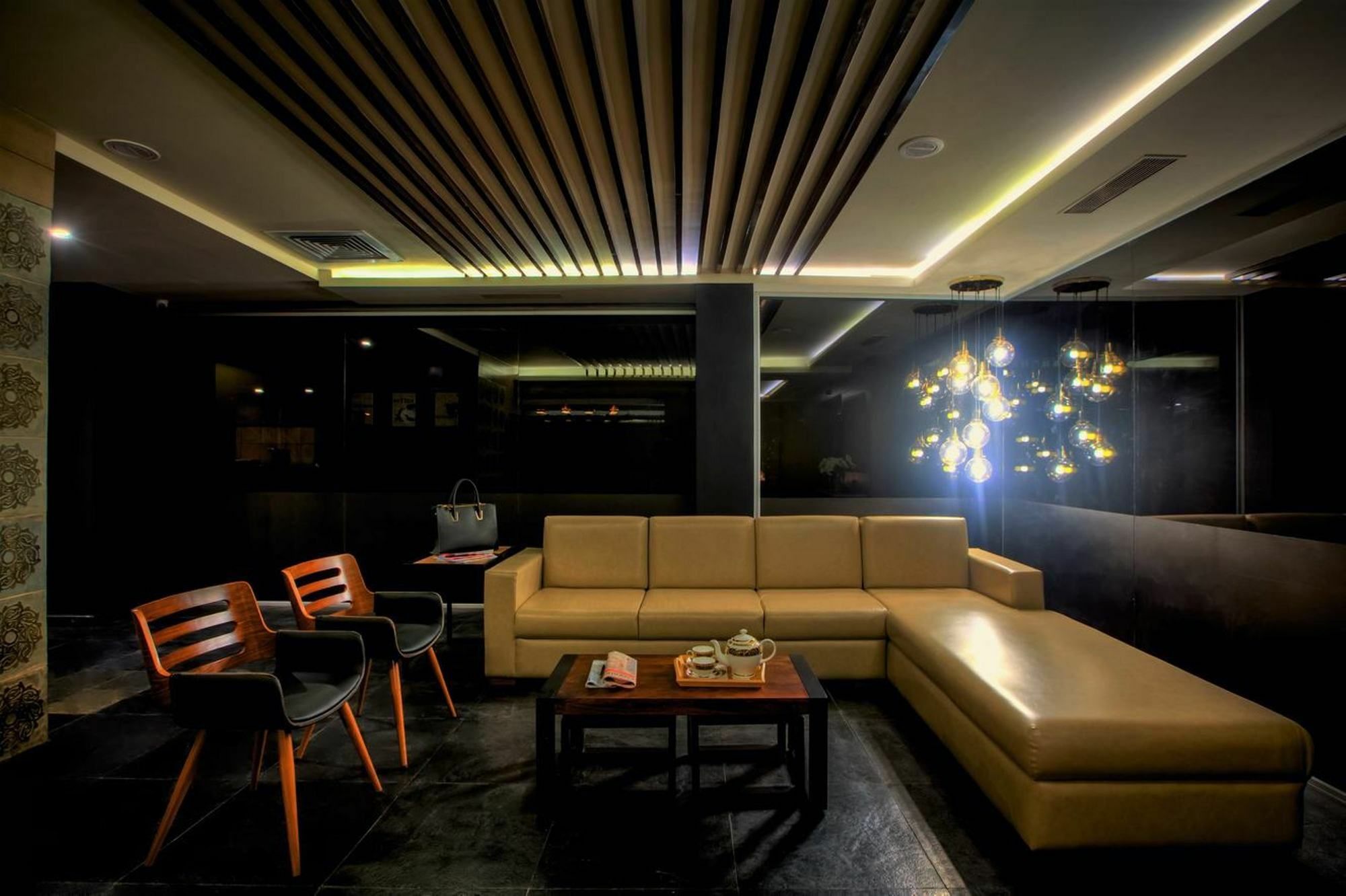Minla Hotel Бангалор Екстериор снимка