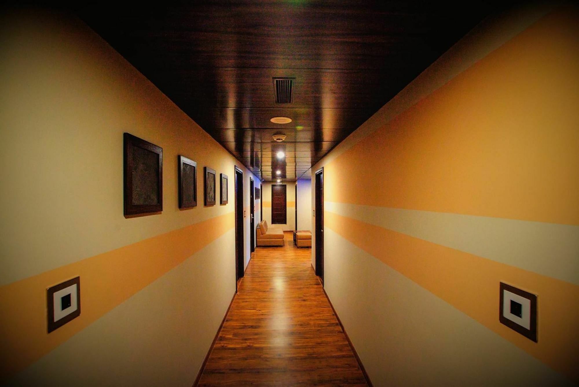 Minla Hotel Бангалор Екстериор снимка