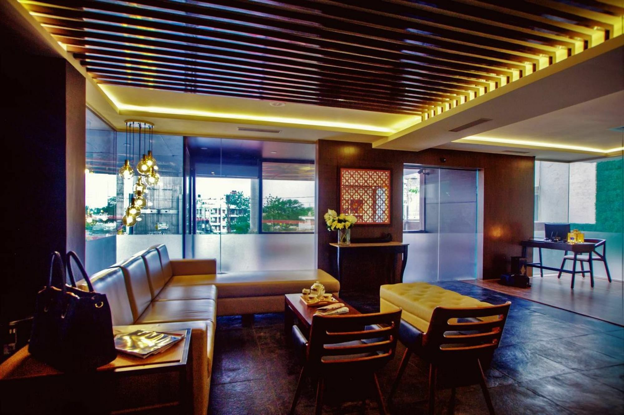 Minla Hotel Бангалор Екстериор снимка