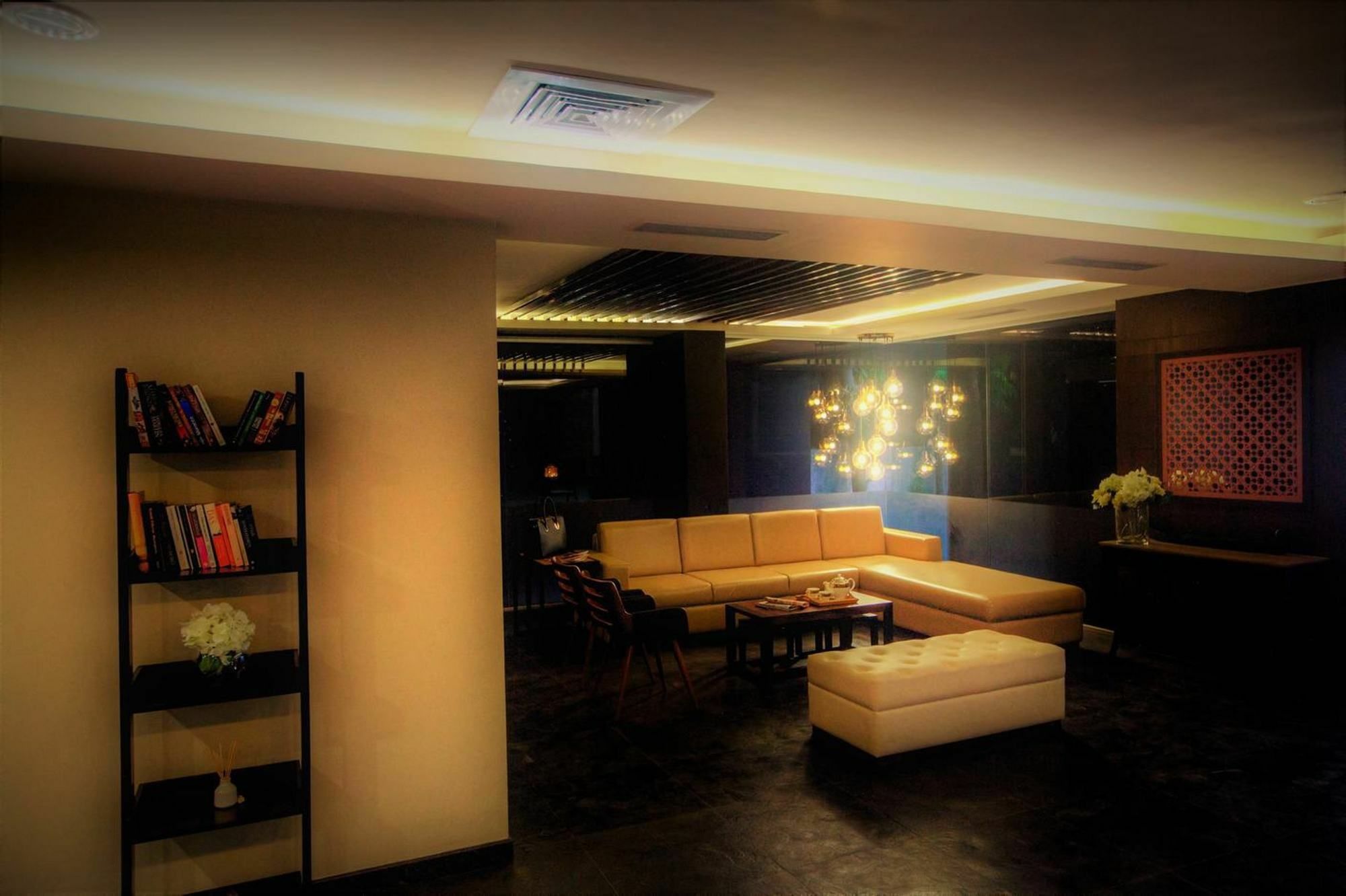 Minla Hotel Бангалор Екстериор снимка
